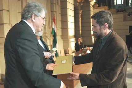 FOT SZKROSSY ZSUZSA Rthelyi Mikls nemzeti erforrs miniszter tnyjtja a Munkcsy-djat Kolozsi Tibor szobrszmvsznek mrcius 11-n Budapesten a Nprajzi Mzeumban