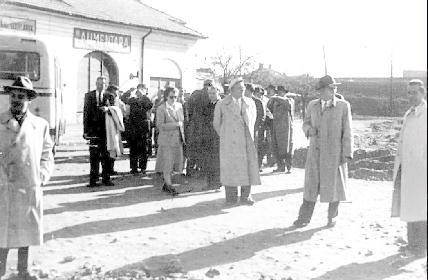 Terepszemle a Gyufagyár romjainál. Középen, hátratett kézzel Orosz Béla igazgató