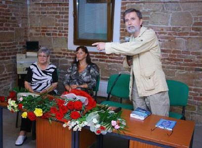 FOTÓ: ROHONYI D. IVÁN– Relly Mihalevici, Voichiţa Pălăceanu-Vereş és Tibori Szabó Zoltán a könyvbemutatón