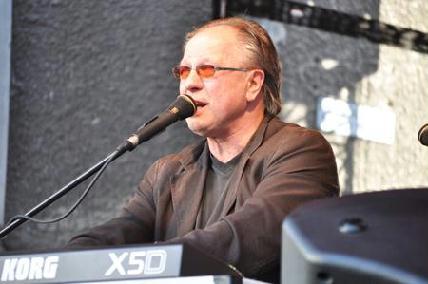 „Örvendek, hogy sikerült megmaradnom hiteles zenésznek, akit a dalaiért kedvelnek” - KISS GÁBOR
