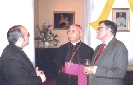 Megerősítette a pápa „külügyminiszteri” tisztségében Dominique Mamberti érseket (középen), akinek Fejes Rudolf Anzelm nagyváradi premontrei apát számol be a helyi egyház problémáiról a bukaresti apostoli nunciatúra fogadásán – A SZERZŐ FELVÉTELE/ARCHÍV