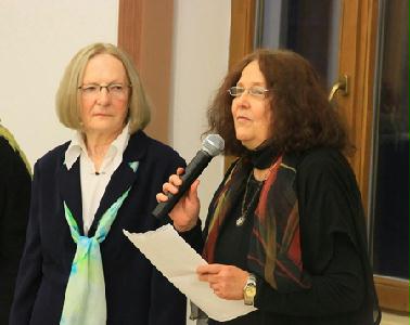 Gally Katalin tárlatát Németh Júlia műkritikus (jobbról) méltatta – ROHONYI D. IVÁN FELVÉTELE