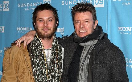 David Bowie (jobbra) fiával, Duncan Jones filmrendezővel