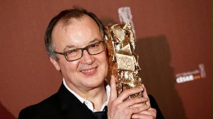 Philippe Faucon a legjobb filmnek járó díjjal (Fotó: EPA/YOAN VALAT)