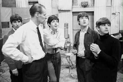 George Martin (fehér ingben és nyakkendőben) több mint 700 lemez producere volt