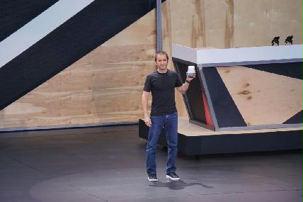 A Google termékfejlesztésért felelős alelnöke, Mario Queiroz a Google Home bemutatóján