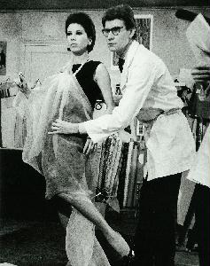 Yves saint-Laurent 1962-ben, első kollekcióját készítve elő