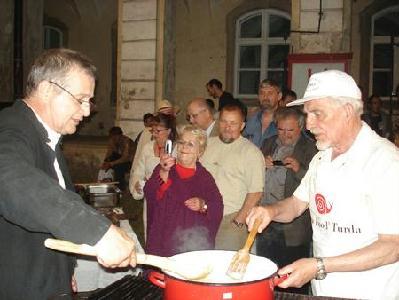 A SZERZŐ FELVÉTELE– Dinescu és Árpi bácsi együtt kavargatták az ételt