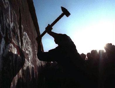 1989. november 12-én egy férfi kalapáccsal bontja a Nyugat- és Kelet-Berlint elválasztó falat – WWW.HAVG.HU