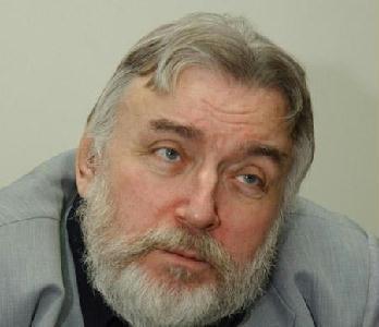 A költőt Ceauşescu „udvari költőjeként” tartották számon