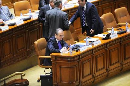 FOTÓ: AGERPRES–Emil Boc miniszterelnök a parlamentben – magányos kormányos