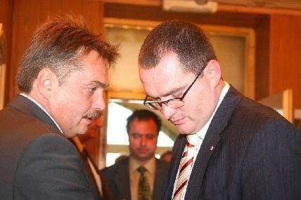 László Attila és Korodi Attila a konferencia szünetében – védett környezetben (Rohonyi D. Iván felvétele)