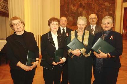 Balról jobbra a kitüntettek: Jakobovits Márta, dr. Szabó Judit, Bálint-Benczédi Ferenc, Zsakó Erzsébet, Serfőző Levente és Mócsy Ildikó – ROHONYI D. IVÁN
