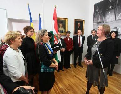 Előtérben, balról: Elisabeth Bánffy, Szebeni Zsuzsa és Nicolette Jelen Bánffy a megnyitón - ROHONYI D. IVÁN