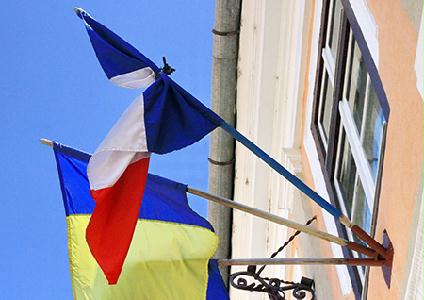 Gyászszalag a Kolozsvári Francia Kulturális Központ homlokzatán lengő francia zászlón – ROHONYI D. IVÁN
