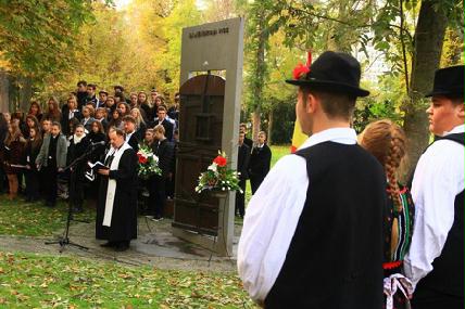 Mintegy ötszázan vettek részt a sétatéri megemlékezésen - ROHONYI D. IVÁN